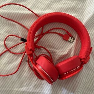Red wireless Urbanears w cords